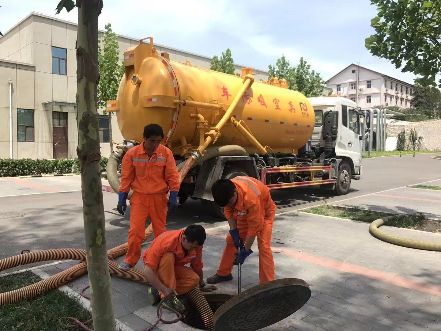 离石化粪池清理与5-8吨吸粪车施工效率分析